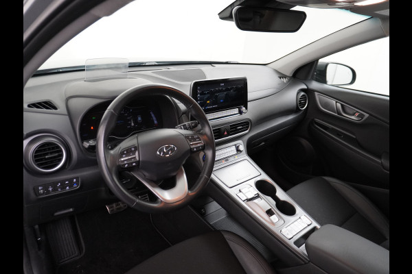 Hyundai Kona EV 64kWh Stoelverwarming Apple Carplay Android Auto Navi Ecc Adap.Cruise Head-Up Display Camera DAB PDC Fashion Design-Pack Keyless Bluelink Led Regen-Lichtsensor Dodehoek-assistent Rijstrooksensor 1e Eigenaar, 449km WLTP actieradius Heerlijke sterke en efficiënte EV met grote accu!