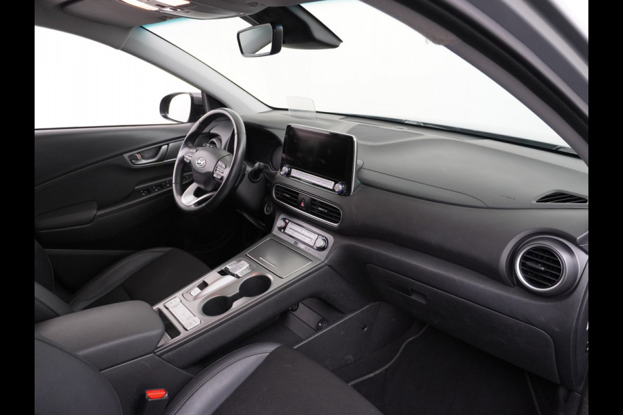 Hyundai Kona EV 64kWh Stoelverwarming Apple Carplay Android Auto Navi Ecc Adap.Cruise Head-Up Display Camera DAB PDC Fashion Design-Pack Keyless Bluelink Led Regen-Lichtsensor Dodehoek-assistent Rijstrooksensor 1e Eigenaar, 449km WLTP actieradius Heerlijke sterke en efficiënte EV met grote accu!