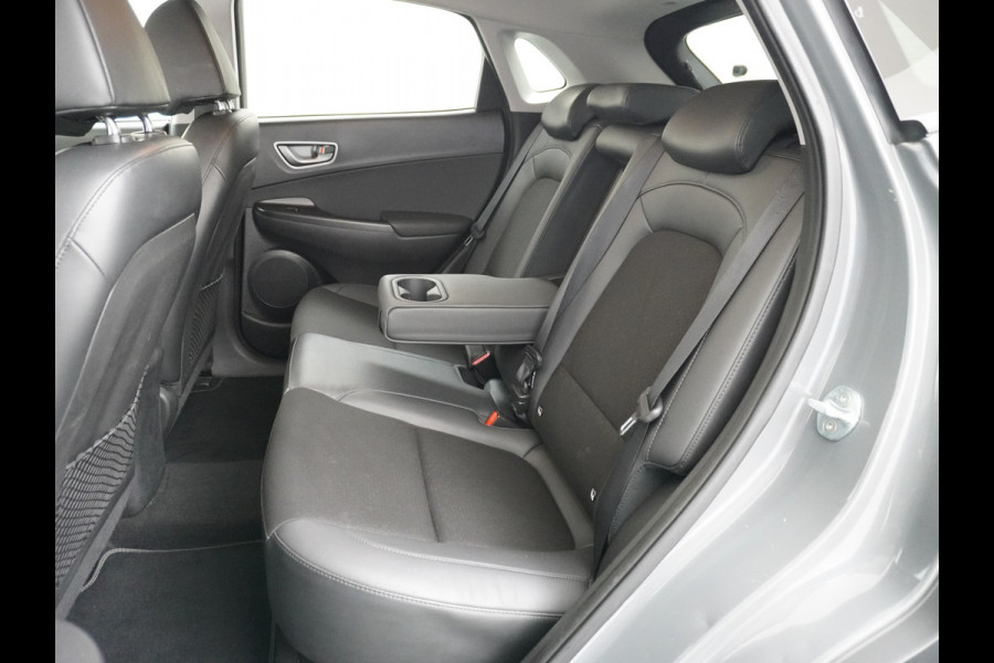 Hyundai Kona EV 64kWh Stoelverwarming Apple Carplay Android Auto Navi Ecc Adap.Cruise Head-Up Display Camera DAB PDC Fashion Design-Pack Keyless Bluelink Led Regen-Lichtsensor Dodehoek-assistent Rijstrooksensor 1e Eigenaar, 449km WLTP actieradius Heerlijke sterke en efficiënte EV met grote accu!