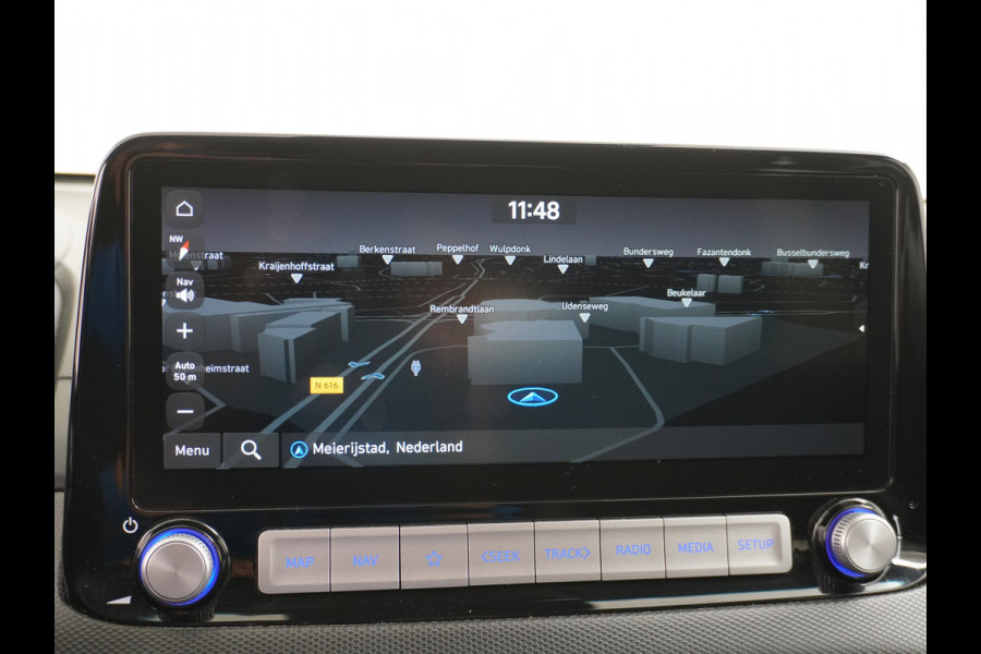 Hyundai Kona EV 64kWh Stoelverwarming Apple Carplay Android Auto Navi Ecc Adap.Cruise Head-Up Display Camera DAB PDC Fashion Design-Pack Keyless Bluelink Led Regen-Lichtsensor Dodehoek-assistent Rijstrooksensor 1e Eigenaar, 449km WLTP actieradius Heerlijke sterke en efficiënte EV met grote accu!