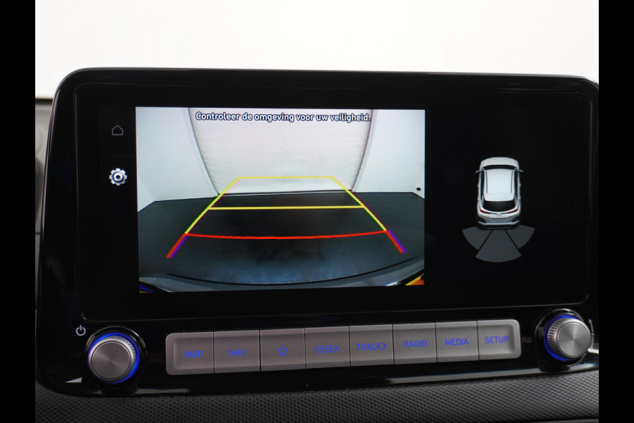 Hyundai Kona EV 64kWh Stoelverwarming Apple Carplay Android Auto Navi Ecc Adap.Cruise Head-Up Display Camera DAB PDC Fashion Design-Pack Keyless Bluelink Led Regen-Lichtsensor Dodehoek-assistent Rijstrooksensor 1e Eigenaar, 449km WLTP actieradius Heerlijke sterke en efficiënte EV met grote accu!