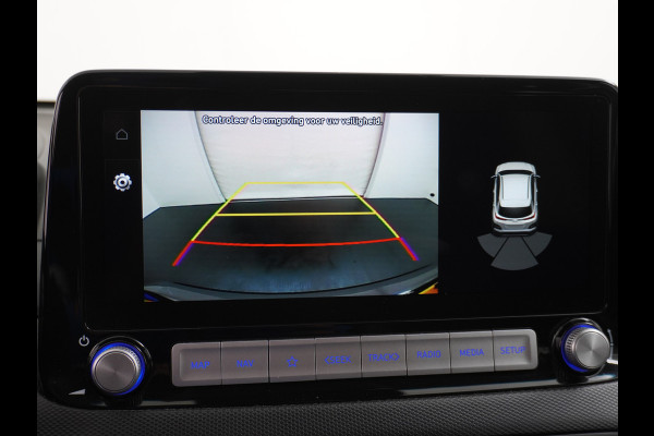 Hyundai Kona EV 64kWh Stoelverwarming Apple Carplay Android Auto Navi Ecc Adap.Cruise Head-Up Display Camera DAB PDC Fashion Design-Pack Keyless Bluelink Led Regen-Lichtsensor Dodehoek-assistent Rijstrooksensor 1e Eigenaar, 449km WLTP actieradius Heerlijke sterke en efficiënte EV met grote accu!