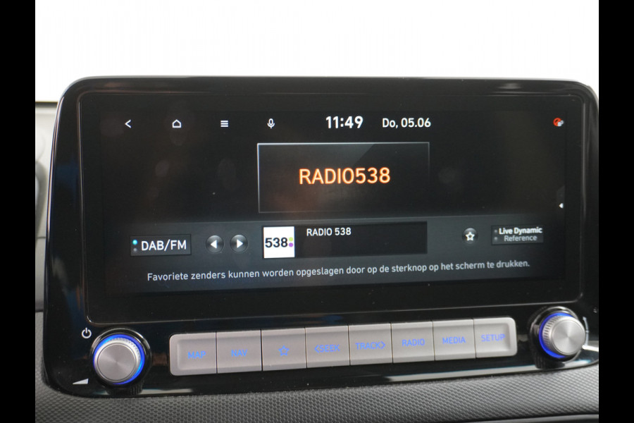 Hyundai Kona EV 64kWh Stoelverwarming Apple Carplay Android Auto Navi Ecc Adap.Cruise Head-Up Display Camera DAB PDC Fashion Design-Pack Keyless Bluelink Led Regen-Lichtsensor Dodehoek-assistent Rijstrooksensor 1e Eigenaar, 449km WLTP actieradius Heerlijke sterke en efficiënte EV met grote accu!