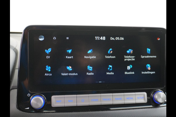 Hyundai Kona EV 64kWh Stoelverwarming Apple Carplay Android Auto Navi Ecc Adap.Cruise Head-Up Display Camera DAB PDC Fashion Design-Pack Keyless Bluelink Led Regen-Lichtsensor Dodehoek-assistent Rijstrooksensor 1e Eigenaar, 449km WLTP actieradius Heerlijke sterke en efficiënte EV met grote accu!