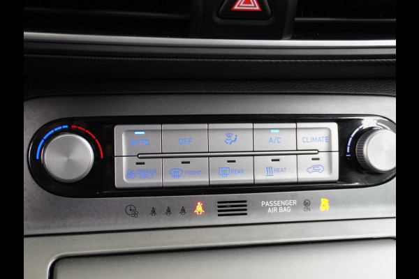 Hyundai Kona EV 64kWh Stoelverwarming Apple Carplay Android Auto Navi Ecc Adap.Cruise Head-Up Display Camera DAB PDC Fashion Design-Pack Keyless Bluelink Led Regen-Lichtsensor Dodehoek-assistent Rijstrooksensor 1e Eigenaar, 449km WLTP actieradius Heerlijke sterke en efficiënte EV met grote accu!