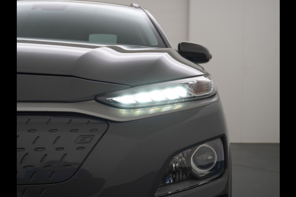 Hyundai Kona EV 64kWh Stoelverwarming Apple Carplay Android Auto Navi Ecc Adap.Cruise Head-Up Display Camera DAB PDC Fashion Design-Pack Keyless Bluelink Led Regen-Lichtsensor Dodehoek-assistent Rijstrooksensor 1e Eigenaar, 449km WLTP actieradius Heerlijke sterke en efficiënte EV met grote accu!