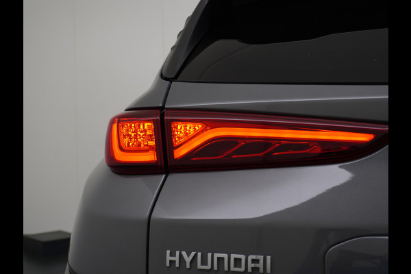 Hyundai Kona EV 64kWh Stoelverwarming Apple Carplay Android Auto Navi Ecc Adap.Cruise Head-Up Display Camera DAB PDC Fashion Design-Pack Keyless Bluelink Led Regen-Lichtsensor Dodehoek-assistent Rijstrooksensor 1e Eigenaar, 449km WLTP actieradius Heerlijke sterke en efficiënte EV met grote accu!