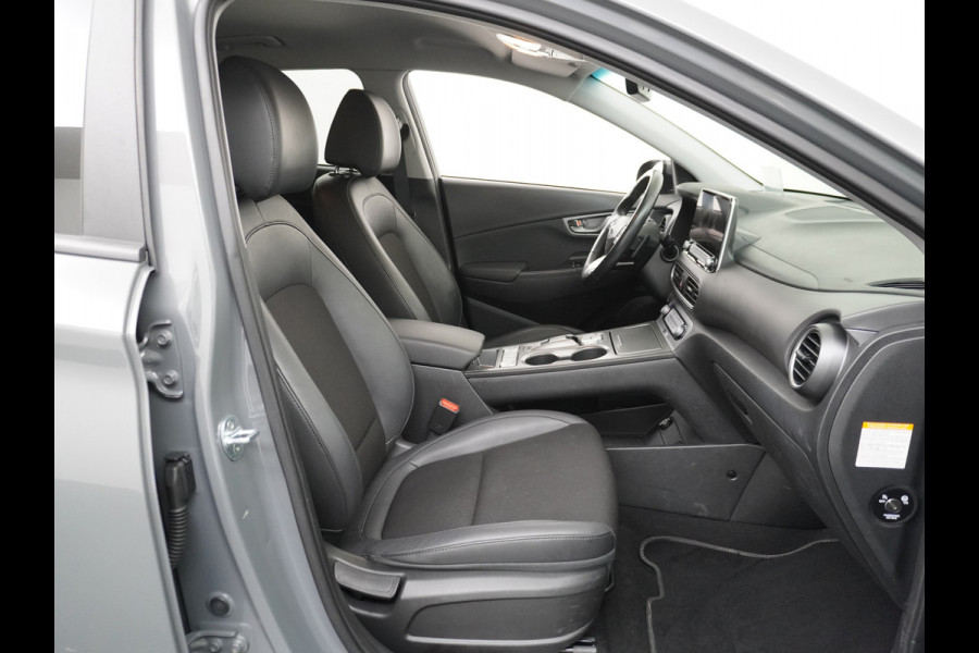 Hyundai Kona EV 64kWh Stoelverwarming Apple Carplay Android Auto Navi Ecc Adap.Cruise Head-Up Display Camera DAB PDC Fashion Design-Pack Keyless Bluelink Led Regen-Lichtsensor Dodehoek-assistent Rijstrooksensor 1e Eigenaar, 449km WLTP actieradius Heerlijke sterke en efficiënte EV met grote accu!