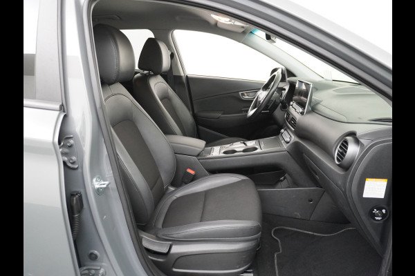 Hyundai Kona EV 64kWh Stoelverwarming Apple Carplay Android Auto Navi Ecc Adap.Cruise Head-Up Display Camera DAB PDC Fashion Design-Pack Keyless Bluelink Led Regen-Lichtsensor Dodehoek-assistent Rijstrooksensor 1e Eigenaar, 449km WLTP actieradius Heerlijke sterke en efficiënte EV met grote accu!