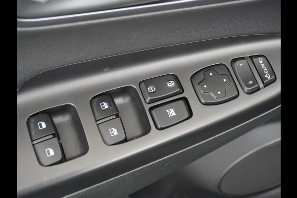 Hyundai Kona EV 64kWh Stoelverwarming Apple Carplay Android Auto Navi Ecc Adap.Cruise Head-Up Display Camera DAB PDC Fashion Design-Pack Keyless Bluelink Led Regen-Lichtsensor Dodehoek-assistent Rijstrooksensor 1e Eigenaar, 449km WLTP actieradius Heerlijke sterke en efficiënte EV met grote accu!