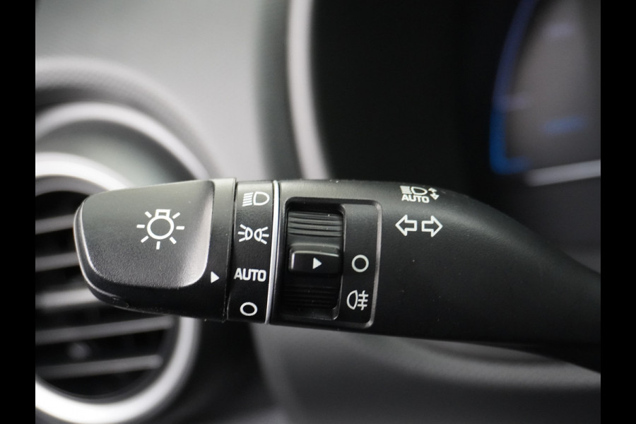 Hyundai Kona EV 64kWh Stoelverwarming Apple Carplay Android Auto Navi Ecc Adap.Cruise Head-Up Display Camera DAB PDC Fashion Design-Pack Keyless Bluelink Led Regen-Lichtsensor Dodehoek-assistent Rijstrooksensor 1e Eigenaar, 449km WLTP actieradius Heerlijke sterke en efficiënte EV met grote accu!