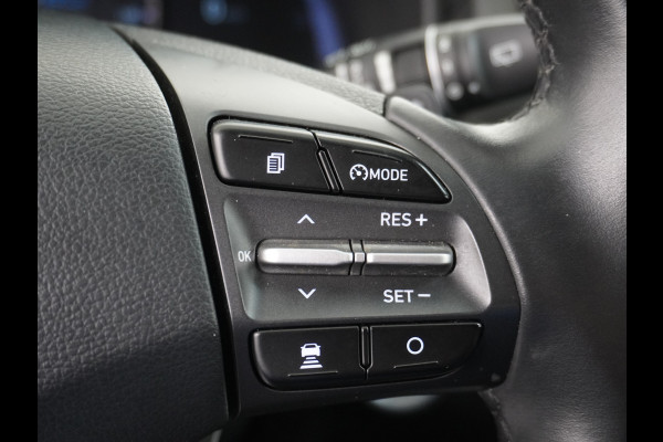 Hyundai Kona EV 64kWh Stoelverwarming Apple Carplay Android Auto Navi Ecc Adap.Cruise Head-Up Display Camera DAB PDC Fashion Design-Pack Keyless Bluelink Led Regen-Lichtsensor Dodehoek-assistent Rijstrooksensor 1e Eigenaar, 449km WLTP actieradius Heerlijke sterke en efficiënte EV met grote accu!