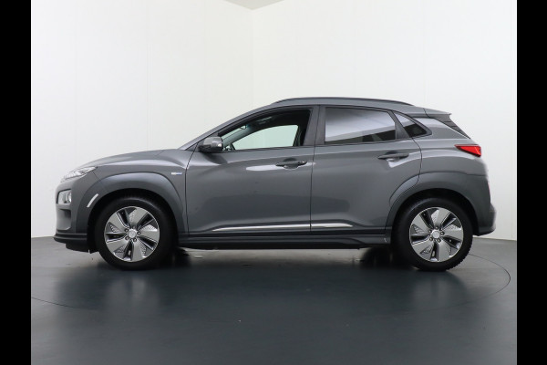 Hyundai Kona EV 64kWh Stoelverwarming Apple Carplay Android Auto Navi Ecc Adap.Cruise Head-Up Display Camera DAB PDC Fashion Design-Pack Keyless Bluelink Led Regen-Lichtsensor Dodehoek-assistent Rijstrooksensor 1e Eigenaar, 449km WLTP actieradius Heerlijke sterke en efficiënte EV met grote accu!