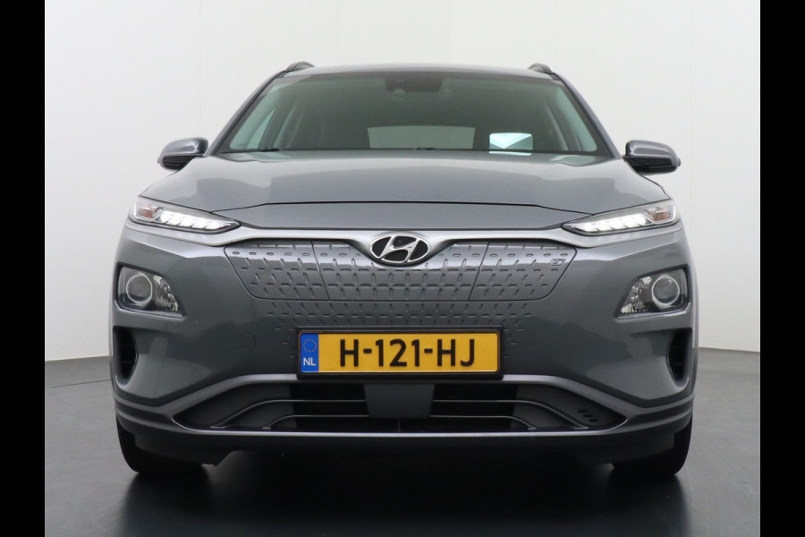 Hyundai Kona EV 64kWh Stoelverwarming Apple Carplay Android Auto Navi Ecc Adap.Cruise Head-Up Display Camera DAB PDC Fashion Design-Pack Keyless Bluelink Led Regen-Lichtsensor Dodehoek-assistent Rijstrooksensor 1e Eigenaar, 449km WLTP actieradius Heerlijke sterke en efficiënte EV met grote accu!