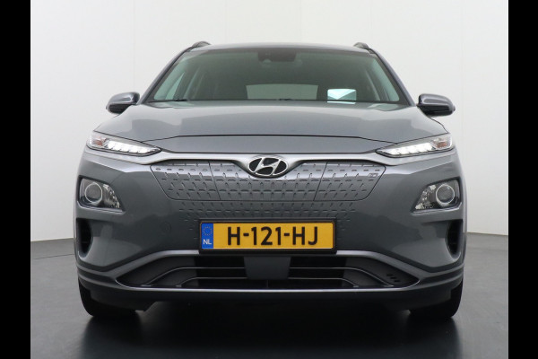 Hyundai Kona EV 64kWh Stoelverwarming Apple Carplay Android Auto Navi Ecc Adap.Cruise Head-Up Display Camera DAB PDC Fashion Design-Pack Keyless Bluelink Led Regen-Lichtsensor Dodehoek-assistent Rijstrooksensor 1e Eigenaar, 449km WLTP actieradius Heerlijke sterke en efficiënte EV met grote accu!