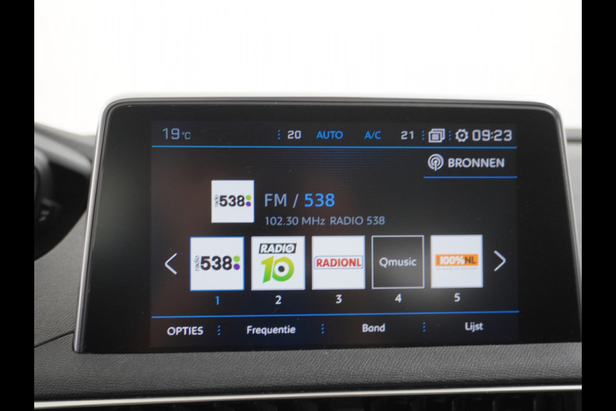 Peugeot 5008 T131PK AUT-8 7-Pers.Navi 360°Camera Apple Carplay Android Trekhaak Ecc Cruise Blue Executive DAB+ Pack City Regen-Lichtsensor Verkeersbordlezer Rijstrooksensor Connected services Verkeersbord detectie Orig.NLse auto EURO 6 1e eig.