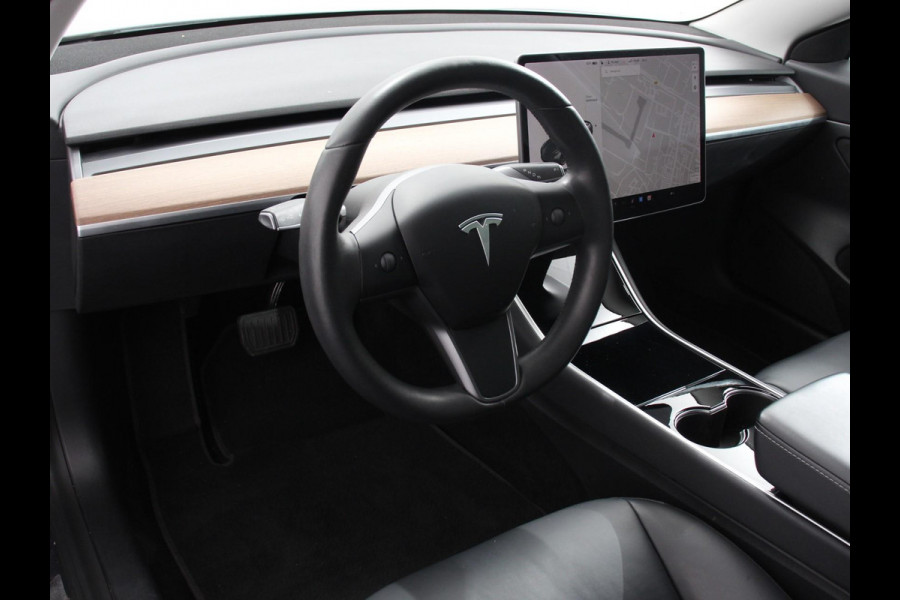 Tesla Model 3 Standard RWD Plus 60 kWh | Leder | Navigatie | PDC VA | Camera | 19" LM Velgen