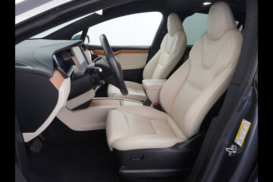 Tesla Model X Long Range 100kwh AWD 541PK 7-Persoons Leder Trekhaak Premium Audio FSD-3 Computer Autopilot Camera's Navi Ecc Stuur+Stoelverwar Adaptive Led Koplampen Panoramische voorruit Lmv Adap.onderstel Performance Pack Ambiente Verlichting Wifi Verkeersborddetectie Garantie op accu en motor tot 06-05-2028 / 240.000km Trekgewicht 2.250KG Nieuwprijs €100.500