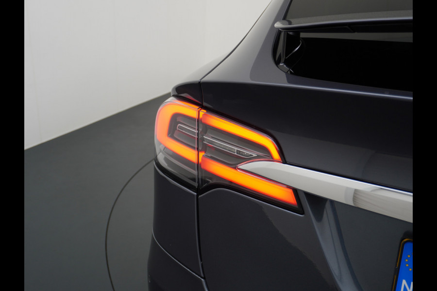 Tesla Model X Long Range 100kwh AWD 541PK 7-Persoons Leder Trekhaak Premium Audio FSD-3 Computer Autopilot Camera's Navi Ecc Stuur+Stoelverwar Adaptive Led Koplampen Panoramische voorruit Lmv Adap.onderstel Performance Pack Ambiente Verlichting Wifi Verkeersborddetectie Garantie op accu en motor tot 06-05-2028 / 240.000km Trekgewicht 2.250KG Nieuwprijs €100.500