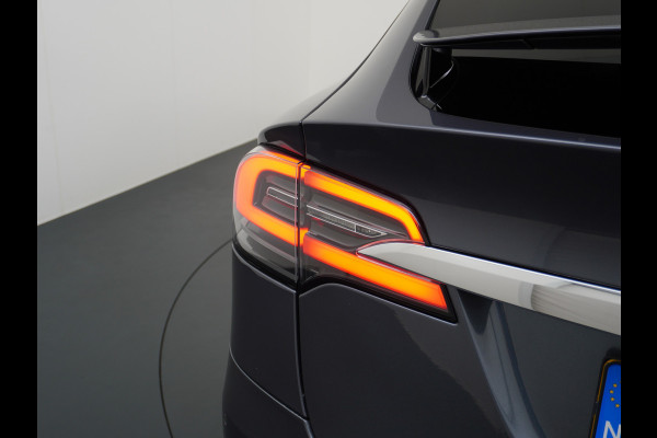 Tesla Model X Long Range 100kwh AWD 541PK 7-Persoons Leder Trekhaak Premium Audio FSD-3 Computer Autopilot Camera's Navi Ecc Stuur+Stoelverwar Adaptive Led Koplampen Panoramische voorruit Lmv Adap.onderstel Performance Pack Ambiente Verlichting Wifi Verkeersborddetectie Garantie op accu en motor tot 06-05-2028 / 240.000km Trekgewicht 2.250KG Nieuwprijs €100.500