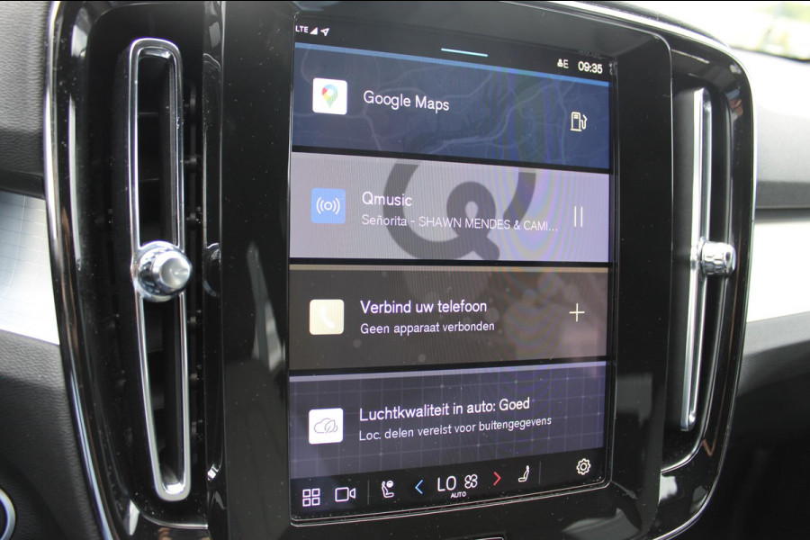 Volvo XC40 B4 211PK Automaat Plus Dark Blis / Adaptieve Cruise Control / Semi elektrisch wegklapbare trekhaak / 18" lichtmetalen velgen / Draadloos opladen / Harman Kardon Audio