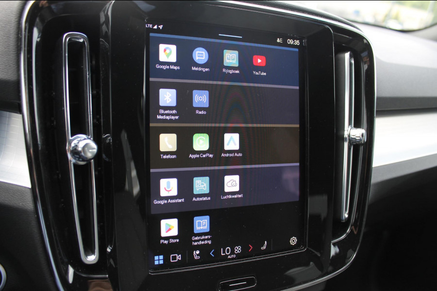 Volvo XC40 B4 211PK Automaat Plus Dark Blis / Adaptieve Cruise Control / Semi elektrisch wegklapbare trekhaak / 18" lichtmetalen velgen / Draadloos opladen / Harman Kardon Audio