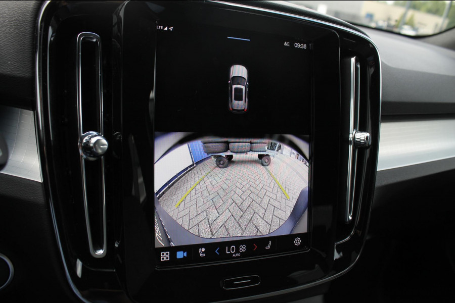 Volvo XC40 B4 211PK Automaat Plus Dark Blis / Adaptieve Cruise Control / Semi elektrisch wegklapbare trekhaak / 18" lichtmetalen velgen / Draadloos opladen / Harman Kardon Audio