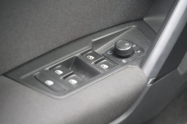 Volkswagen Tiguan 1.5 TSI ACT Comfortline Business / Navigatie / Digitaal Dashboard / Stoel- & stuurverw.