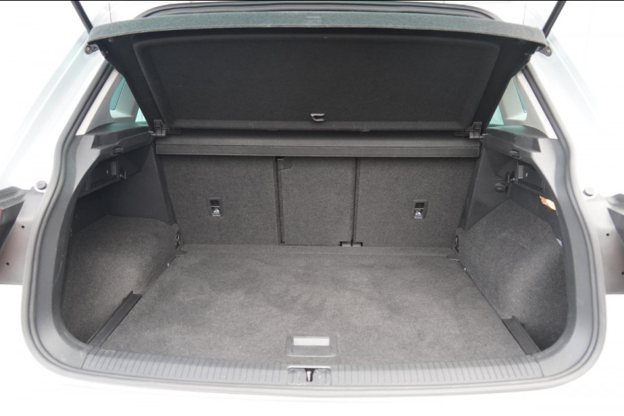Volkswagen Tiguan 1.5 TSI ACT Comfortline Business / Navigatie / Digitaal Dashboard / Stoel- & stuurverw.