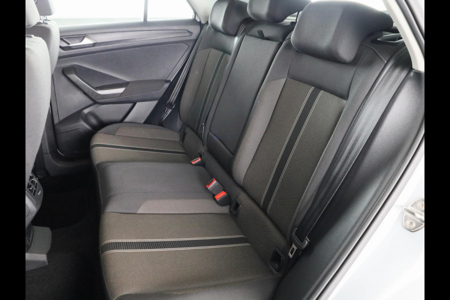 Volkswagen T-Roc 1.0 TSI Style 115 PK | Navigatie | Parkeersensoren | Adaptieve cruise control