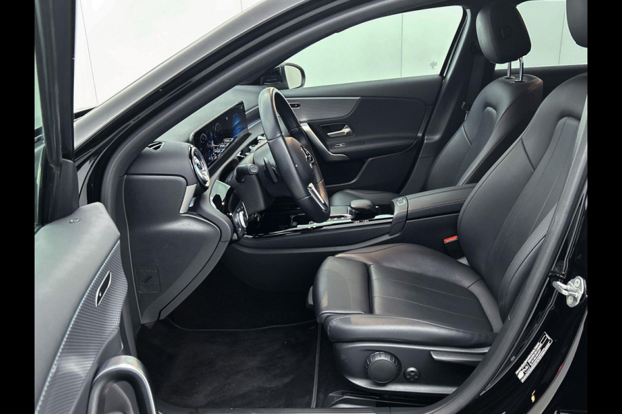 Mercedes-Benz A-Klasse 180 Business Solution(NL-auto, 1e Eig, Dealer onderH, Sfeer, Trekhaak, Navi Groot, StoelV, Etc)