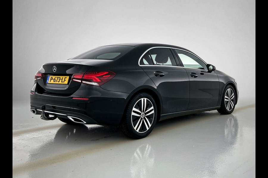 Mercedes-Benz A-Klasse 180 Business Solution(NL-auto, 1e Eig, Dealer onderH, Sfeer, Trekhaak, Navi Groot, StoelV, Etc)