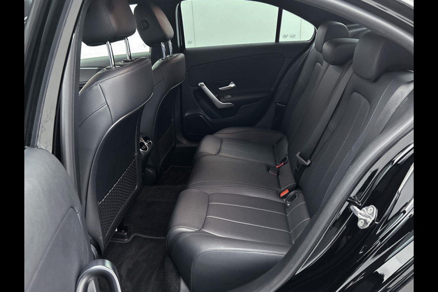 Mercedes-Benz A-Klasse 180 Business Solution(NL-auto, 1e Eig, Dealer onderH, Sfeer, Trekhaak, Navi Groot, StoelV, Etc)