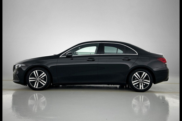 Mercedes-Benz A-Klasse 180 Business Solution(NL-auto, 1e Eig, Dealer onderH, Sfeer, Trekhaak, Navi Groot, StoelV, Etc)