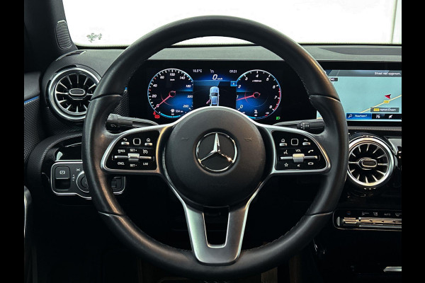 Mercedes-Benz A-Klasse 180 Business Solution(NL-auto, 1e Eig, Dealer onderH, Sfeer, Trekhaak, Navi Groot, StoelV, Etc)