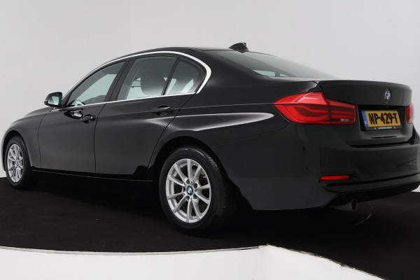 BMW 3 Serie 318i Executive Automaat (GROOT-NAVIGATIE, CAMERA, PDC, STOELVERWARMING, LED, CRUISE, DEALER ONDERHOUDEN)