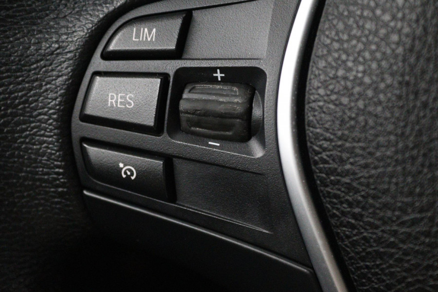 BMW 3 Serie 318i Executive Automaat (GROOT-NAVIGATIE, CAMERA, PDC, STOELVERWARMING, LED, CRUISE, DEALER ONDERHOUDEN)