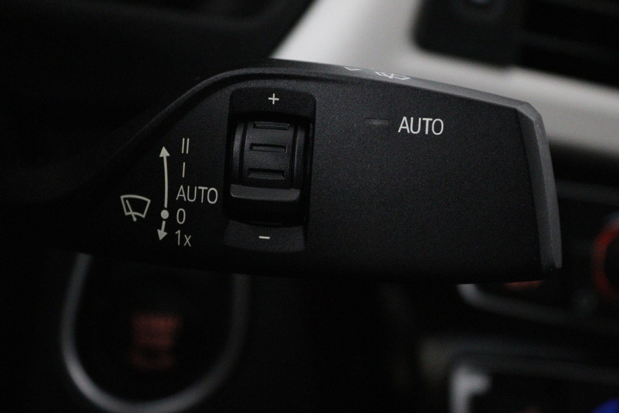 BMW 3 Serie 318i Executive Automaat (GROOT-NAVIGATIE, CAMERA, PDC, STOELVERWARMING, LED, CRUISE, DEALER ONDERHOUDEN)
