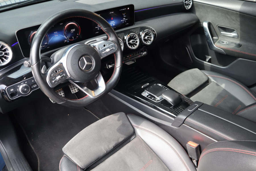 Mercedes-Benz A-Klasse 250 AMG Line | 19" | Panorama | Sfeer |