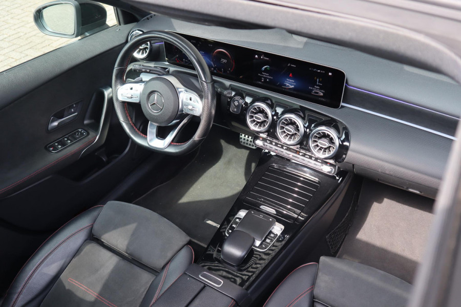 Mercedes-Benz A-Klasse 250 AMG Line | 19" | Panorama | Sfeer |