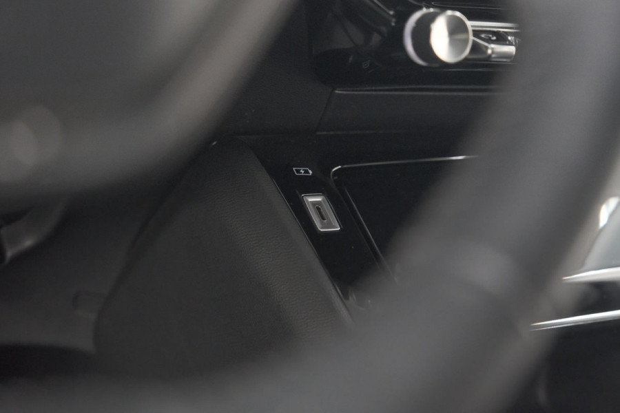 Peugeot e-2008 EV GT 50 kWh | 3 Fase Laadfunctie | Camera | Navigatie | Parkeersensoren | Apple Carplay