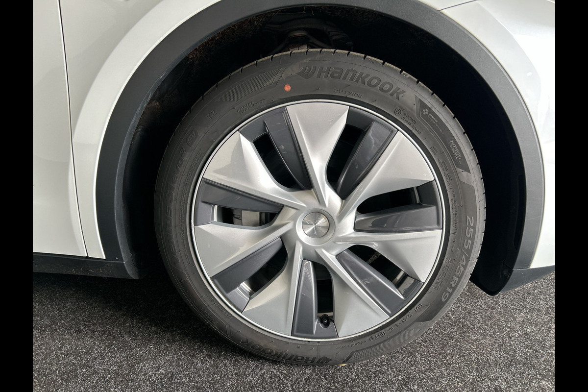 Tesla Model Y Long Range AWD 75 kWh | Navigatie | Panoramadak | Verwarmde voorstoelen Tesla Model Y Long Range AWD 75 kWh | Navigatie | Panoramadak | Verwarmde voorstoelen