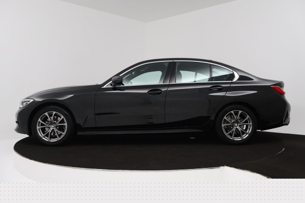 BMW 3-serie 320i High Executive Edition Automaat (STOELVERWARMING, TREKHAAK AFNEEMBAAR, SFEERVERLICHTING, DEALER ONDERHOUDEN)