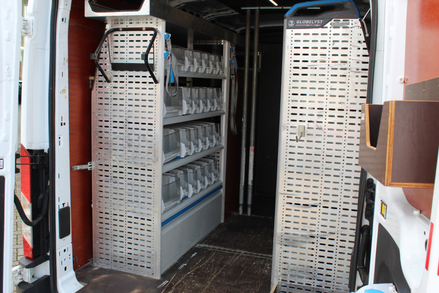 Ford Transit 290 2.0-105pk TDCI L2H2 Ambiente. Compleet ingerichte Ford Transit ! Camera, pdc v+a, airco, ladder achterd., opstaptrede met trekhaak, imperiaal met ladder, omvormer naar 220V, etc etc.