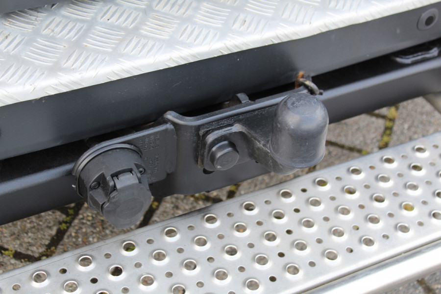 Ford Transit 290 2.0-105pk TDCI L2H2 Ambiente. Compleet ingerichte Ford Transit ! Camera, pdc v+a, airco, ladder achterd., opstaptrede met trekhaak, imperiaal met ladder, omvormer naar 220V, etc etc.