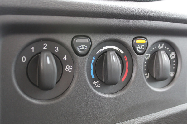 Ford Transit 290 2.0-105pk TDCI L2H2 Ambiente. Compleet ingerichte Ford Transit ! Camera, pdc v+a, airco, ladder achterd., opstaptrede met trekhaak, imperiaal met ladder, omvormer naar 220V, etc etc.