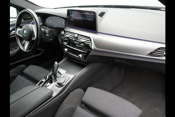 BMW 5 Serie 530e M Sport LCI Plug In Hybrid | PHEV | Harman Kardon | Carplay | Sfeerverlichting | Electrische Alcantara Sportstoelen | Stuur/Stoel Verwarming |