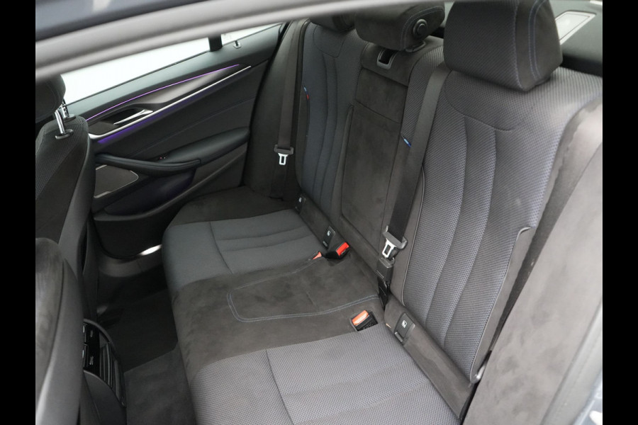BMW 5 Serie 530e M Sport LCI Plug In Hybrid | PHEV | Harman Kardon | Carplay | Sfeerverlichting | Electrische Alcantara Sportstoelen | Stuur/Stoel Verwarming |