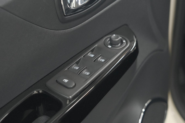 Renault Captur TCe 90 Dynamique | Parkeersensoren | Navigatie | Climate Control
