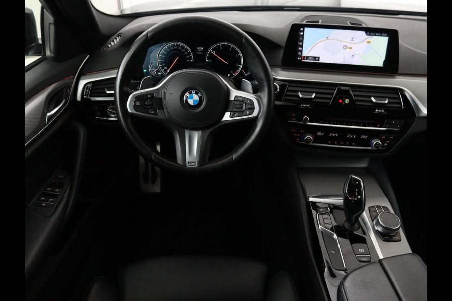 BMW 5 Serie 520d xDrive M-Sport | Leder | Sportstoelen | Camera | Full LED | Trekhaak | Keyless | Navigatie | Sfeerverlichting | Climate control